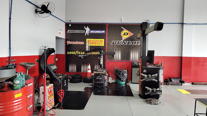 Estação de alinhamento e balanceamento com marcas de pneus Pirelli, Michelin, Goodyear