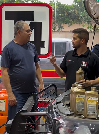 Funcionário da TecLub explicando o serviço para um cliente